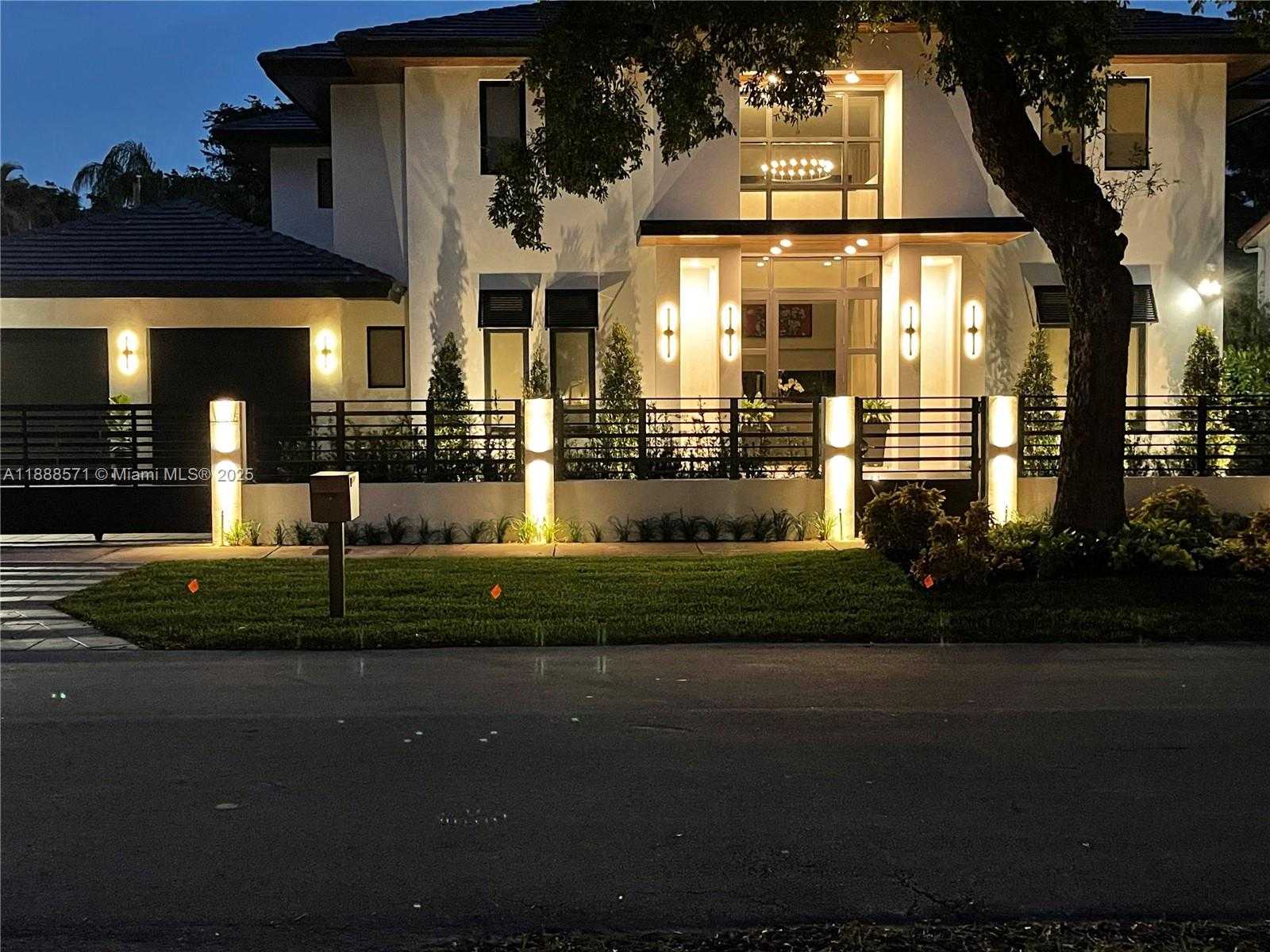 Small Image of 1515 URBINO AVE, Coral Gables Number 3