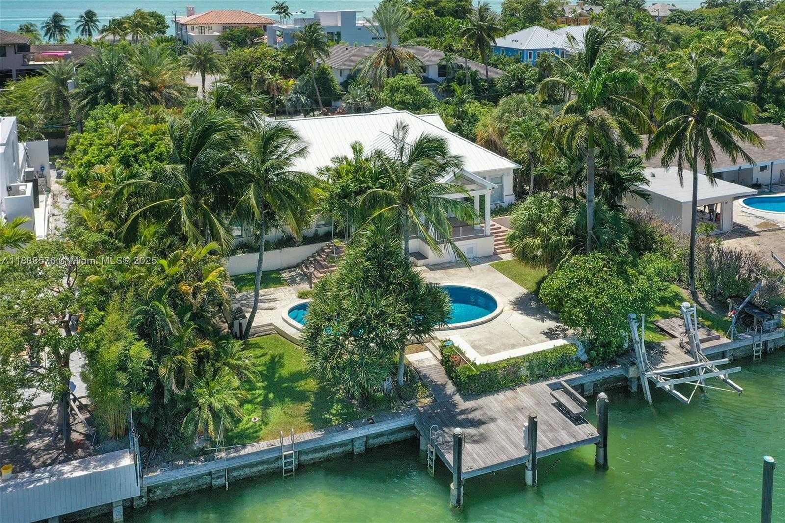 Small Image of 621 NORTH MASHTA DRIVE, Key Biscayne Number 2