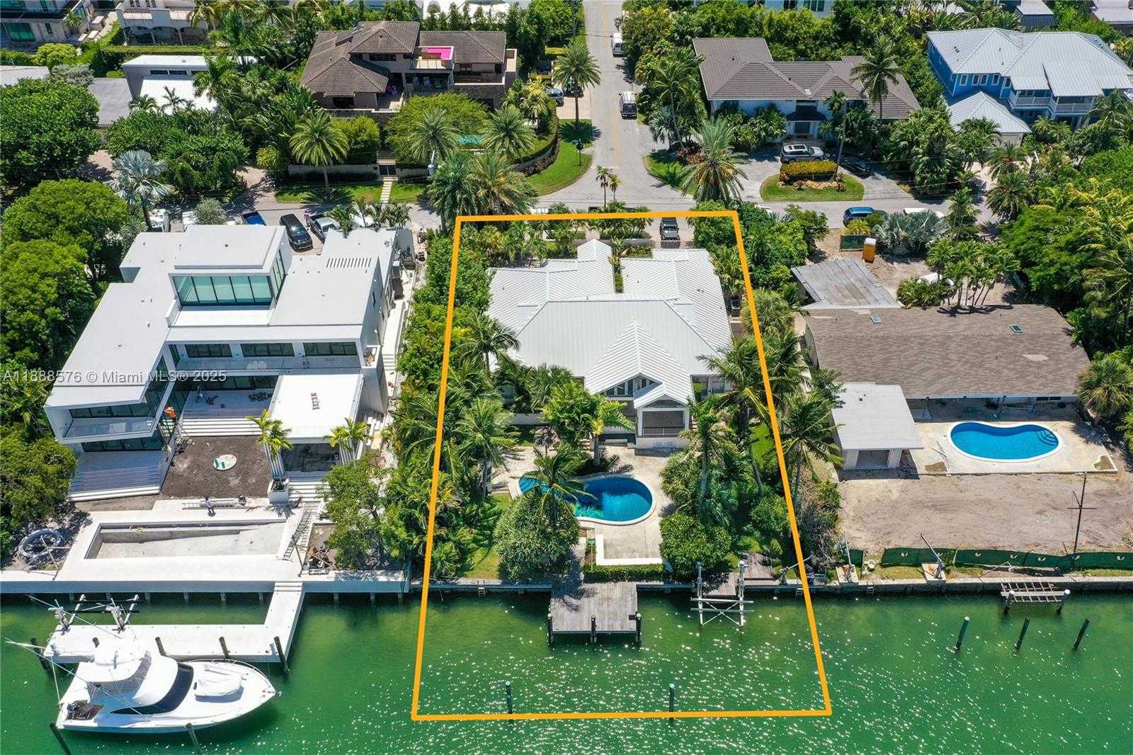 Small Image of 621 NORTH MASHTA DRIVE, Key Biscayne Number 3