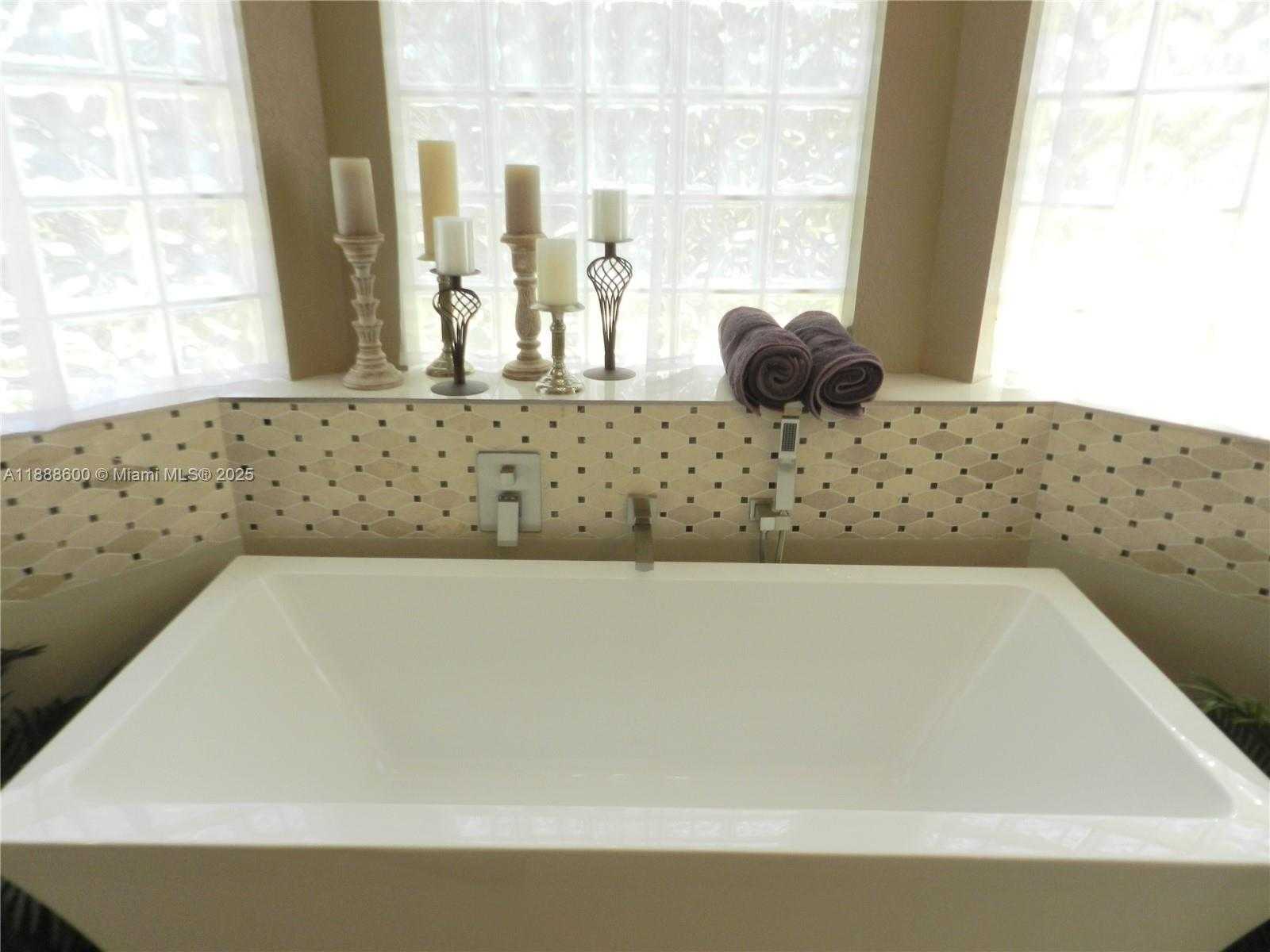 Small Image of 210 LA COSTA CT, Weston Number 22
