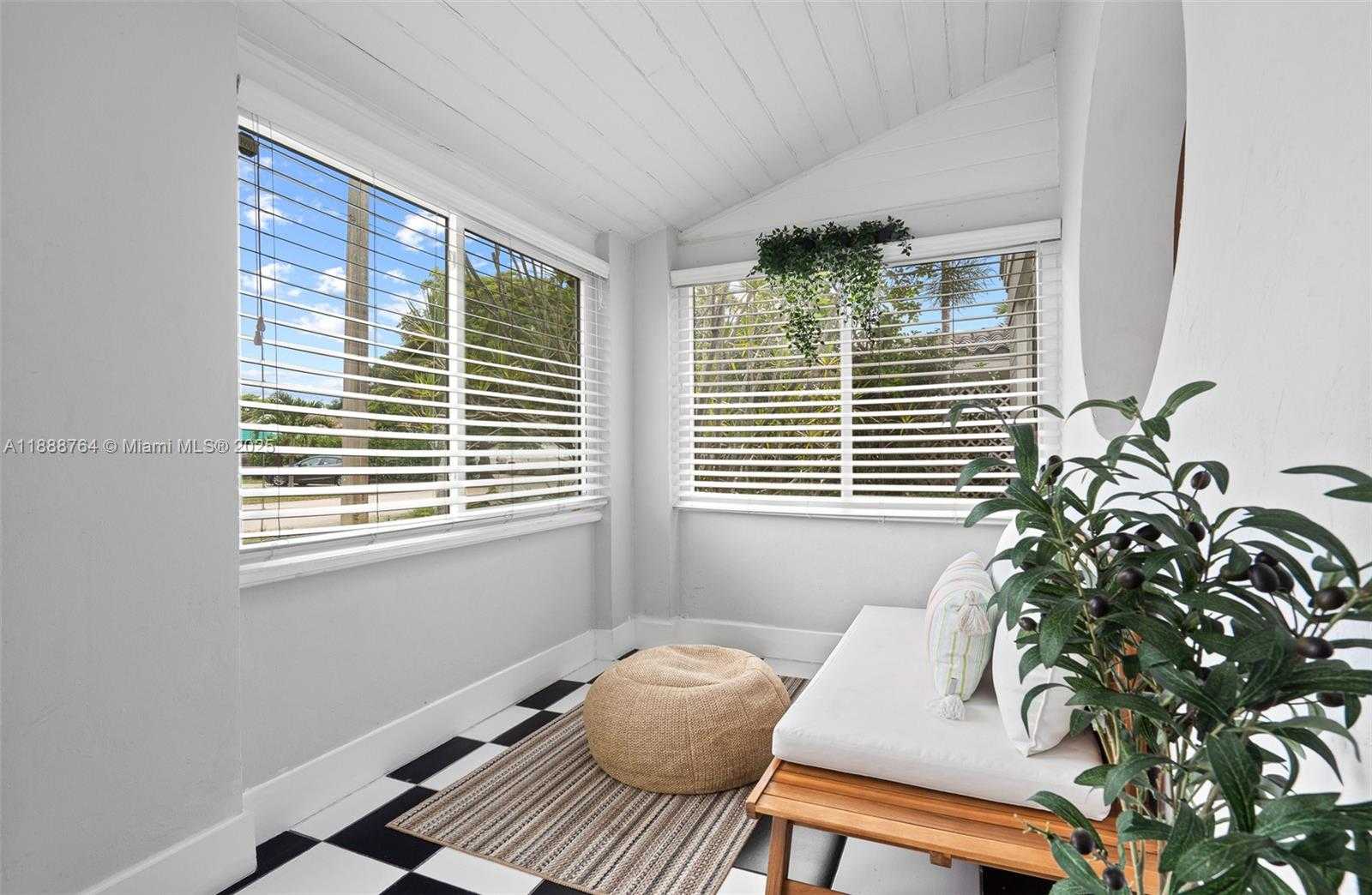 Small Image of 1636 ARTHUR ST, Hollywood Number 2
