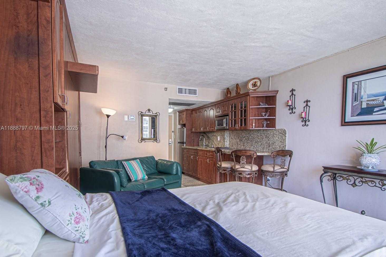 Small Image of 19201 COLLINS AVE #620, Sunny Isles Beach Number 4