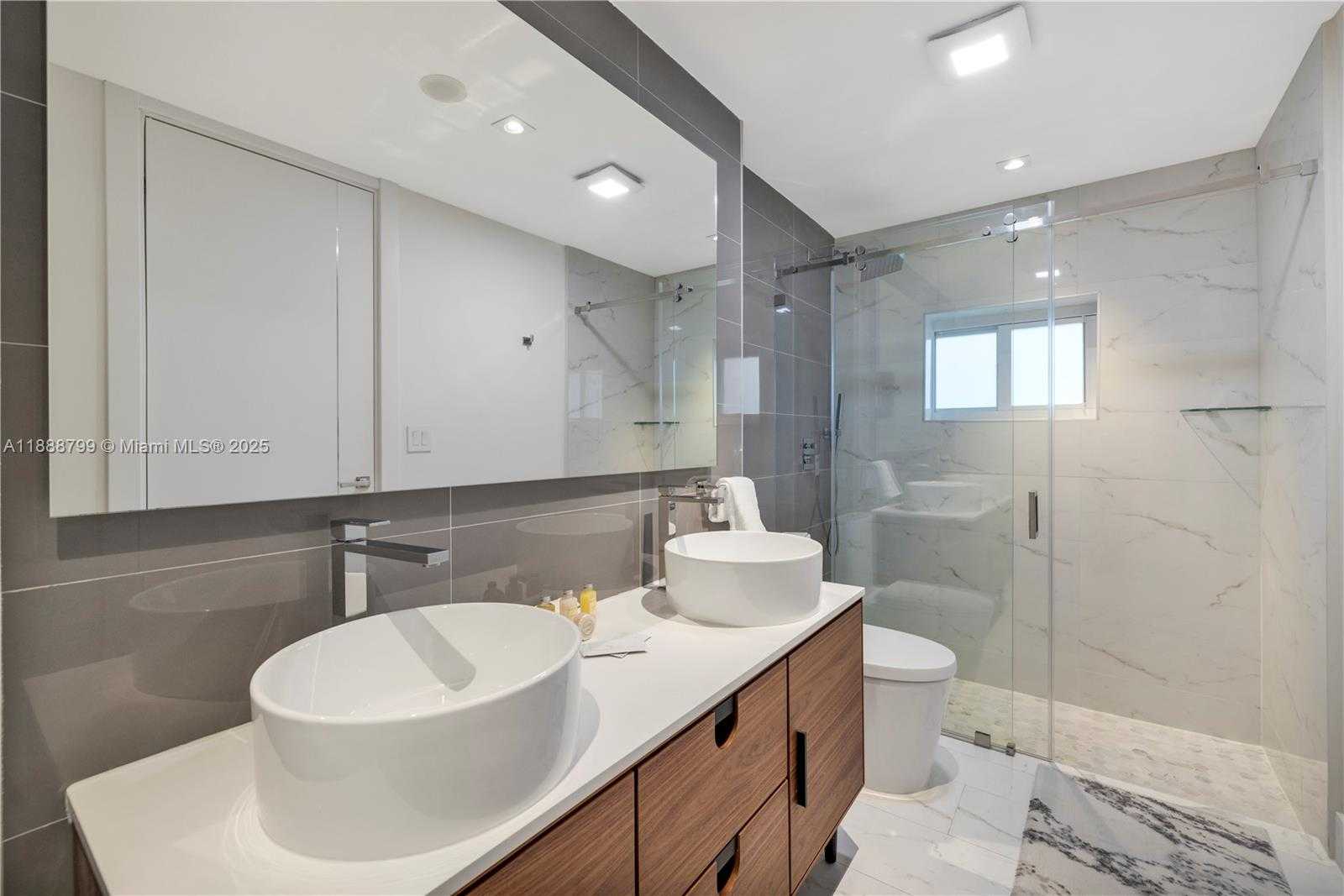 Small Image of 3504 CRYSTAL VIEW CT, Miami Number 14