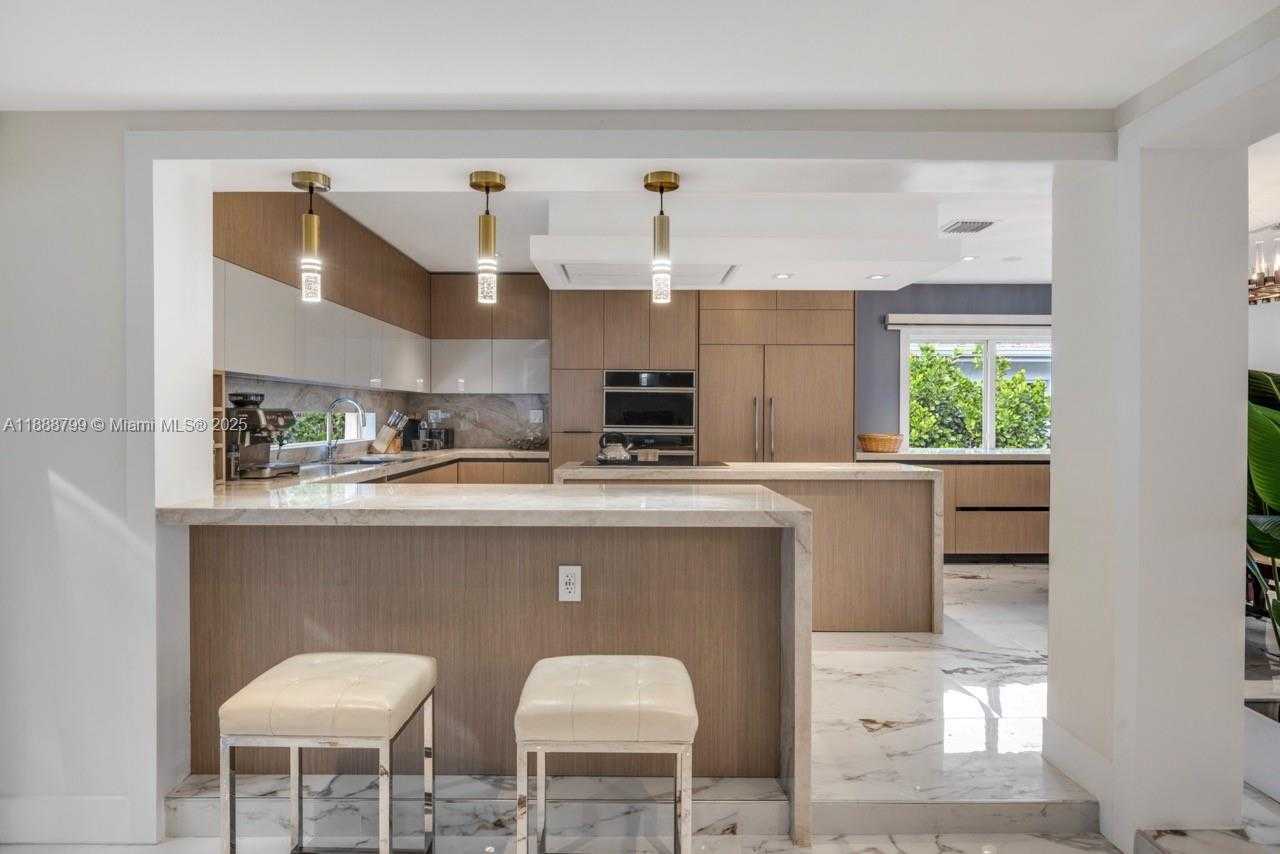 Small Image of 3504 CRYSTAL VIEW CT, Miami Number 17