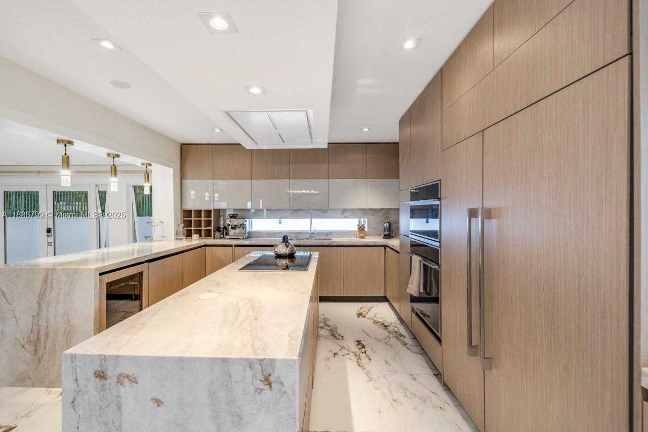 Small Image of 3504 CRYSTAL VIEW CT, Miami Number 2