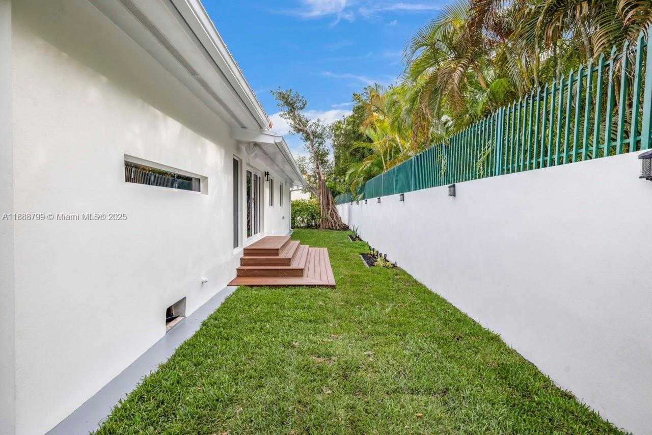 Small Image of 3504 CRYSTAL VIEW CT, Miami Number 20