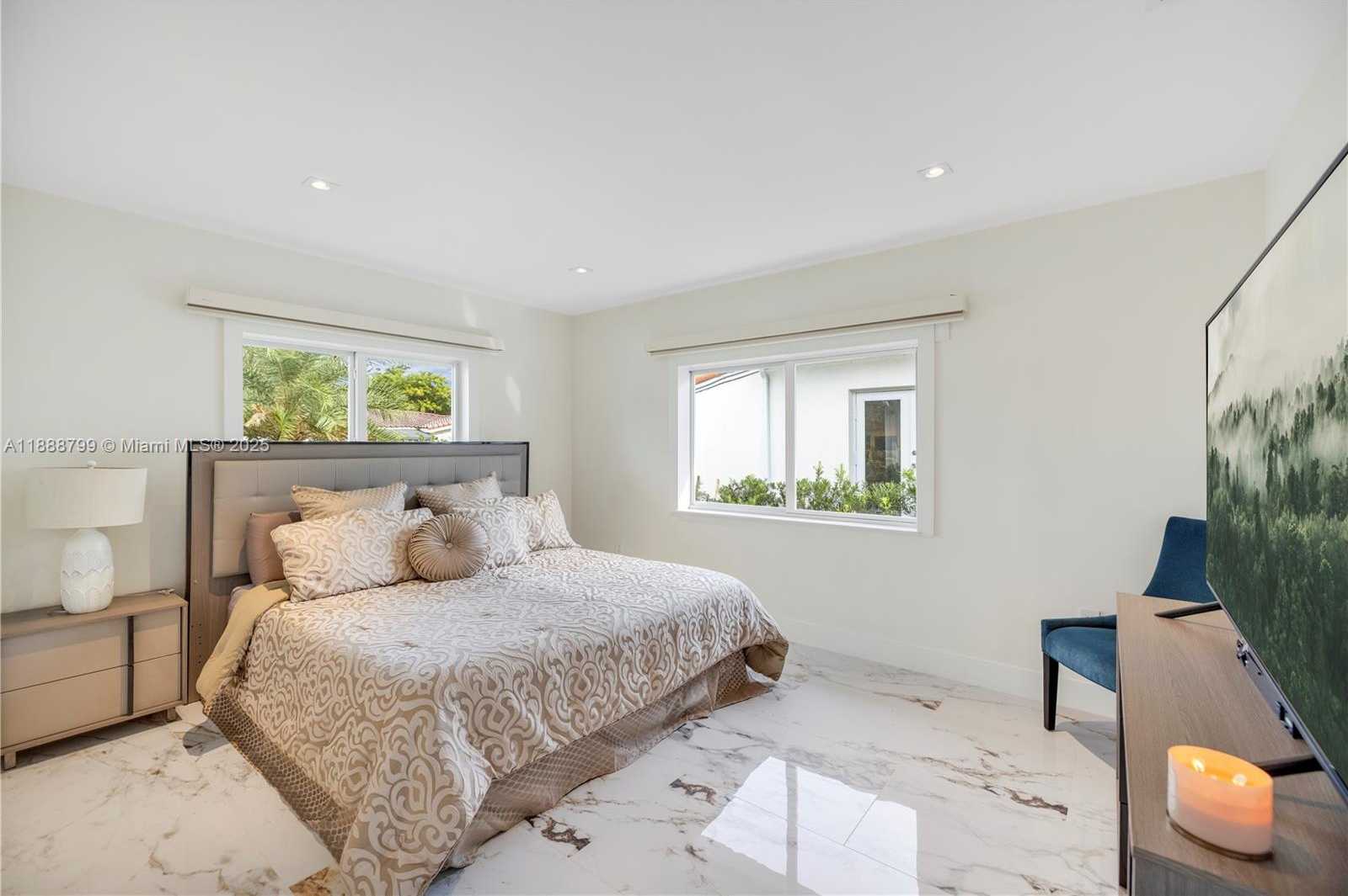 Small Image of 3504 CRYSTAL VIEW CT, Miami Number 6