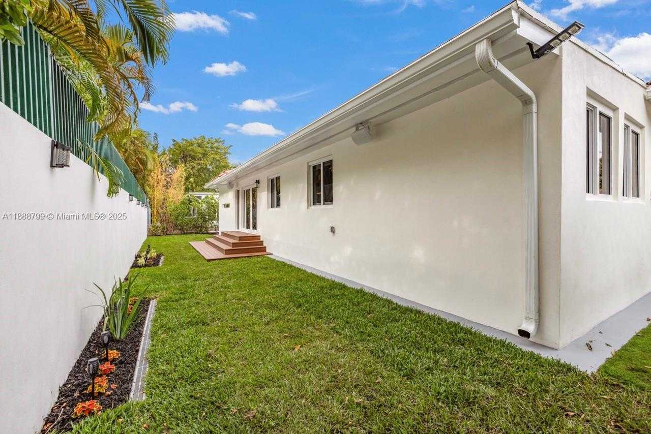 Small Image of 3504 CRYSTAL VIEW CT, Miami Number 9