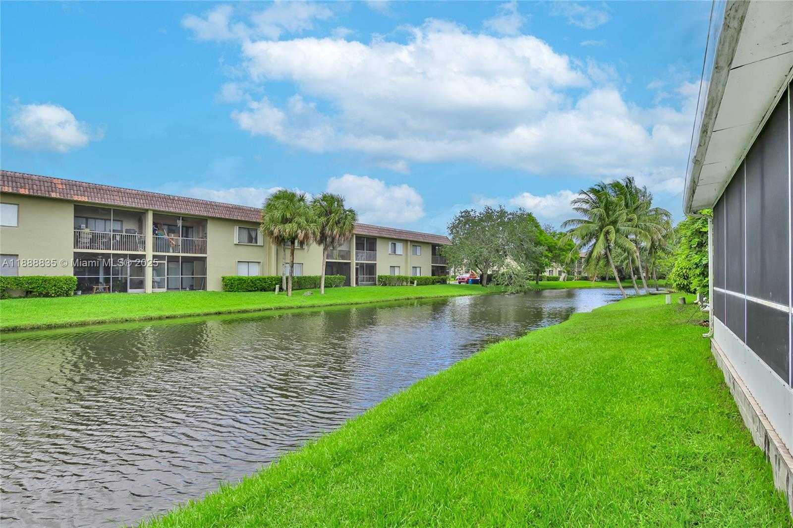 Small Image of 113 DANIELLE CT, Weston Number 4