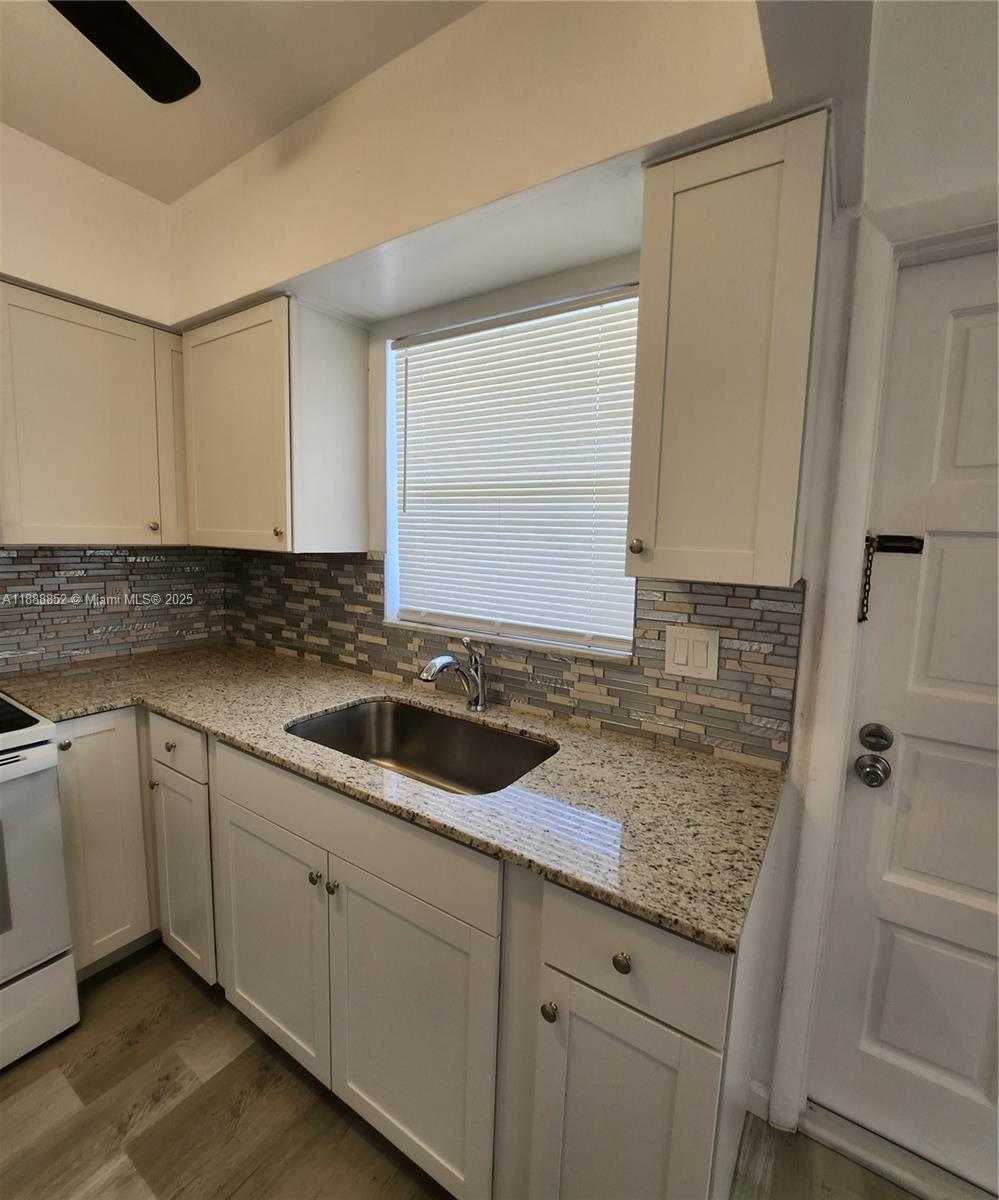 Small Image of 5400 HOLLYWOOD BLVD #16, Hollywood Number 10