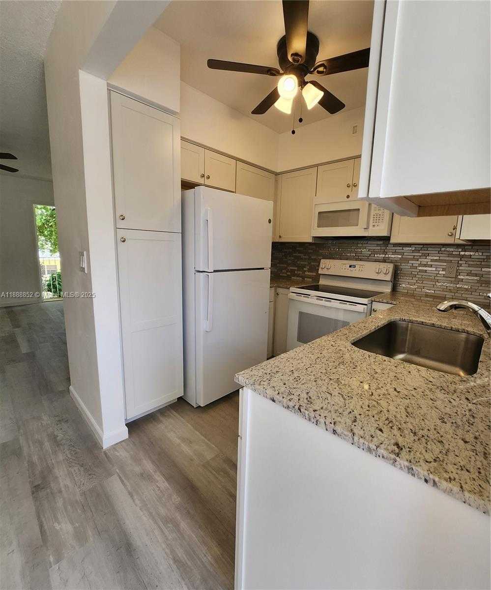 Small Image of 5400 HOLLYWOOD BLVD #16, Hollywood Number 13