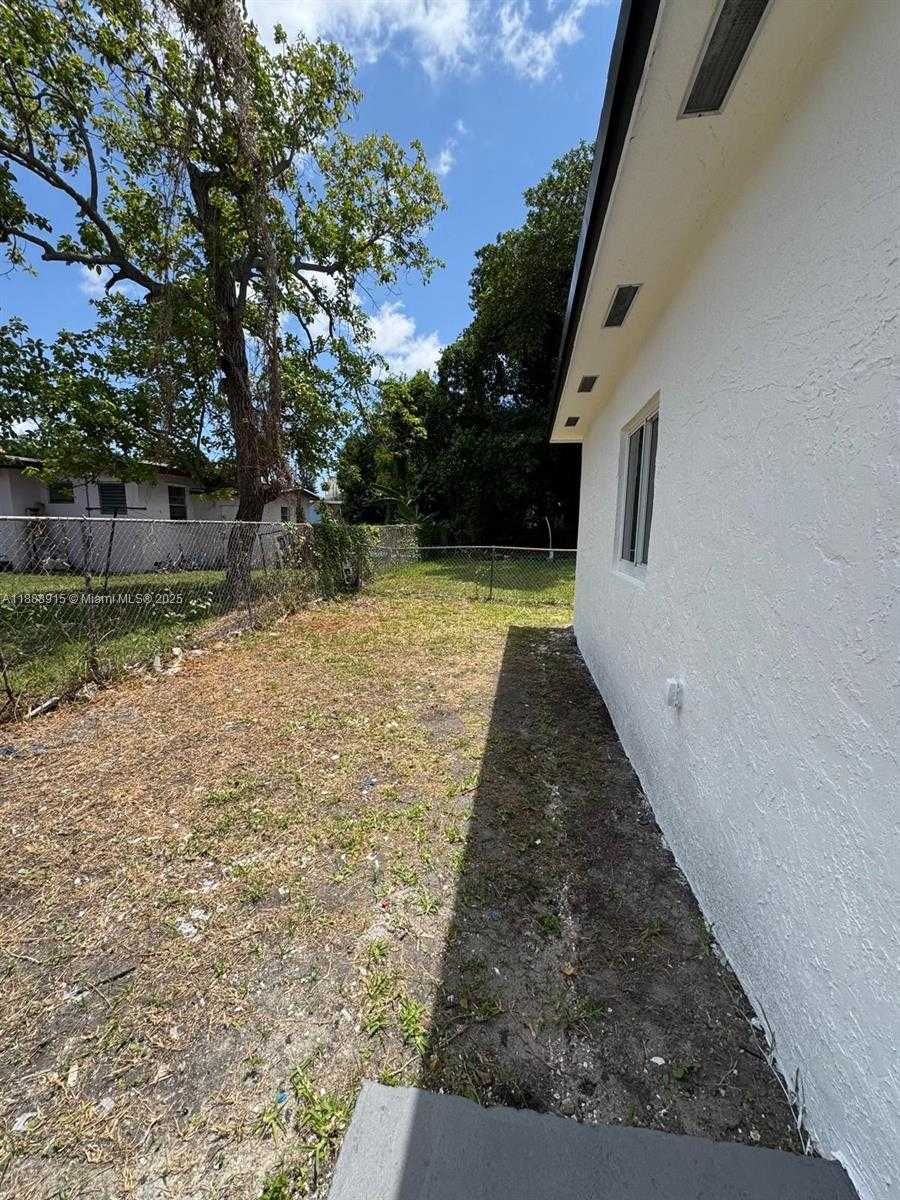 Small Image of 3039 NORTH WEST 51ST TER, Miami Number 31