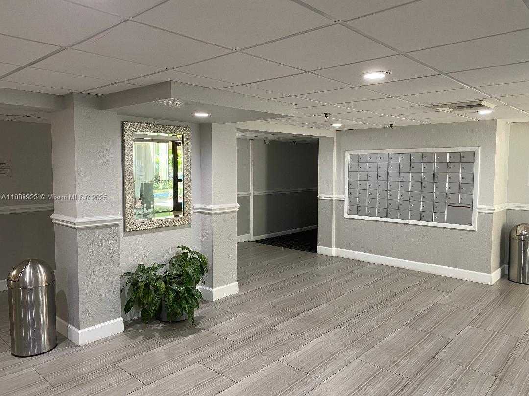 Small Image of 901 HILLCREST DR #409, Hollywood Number 10