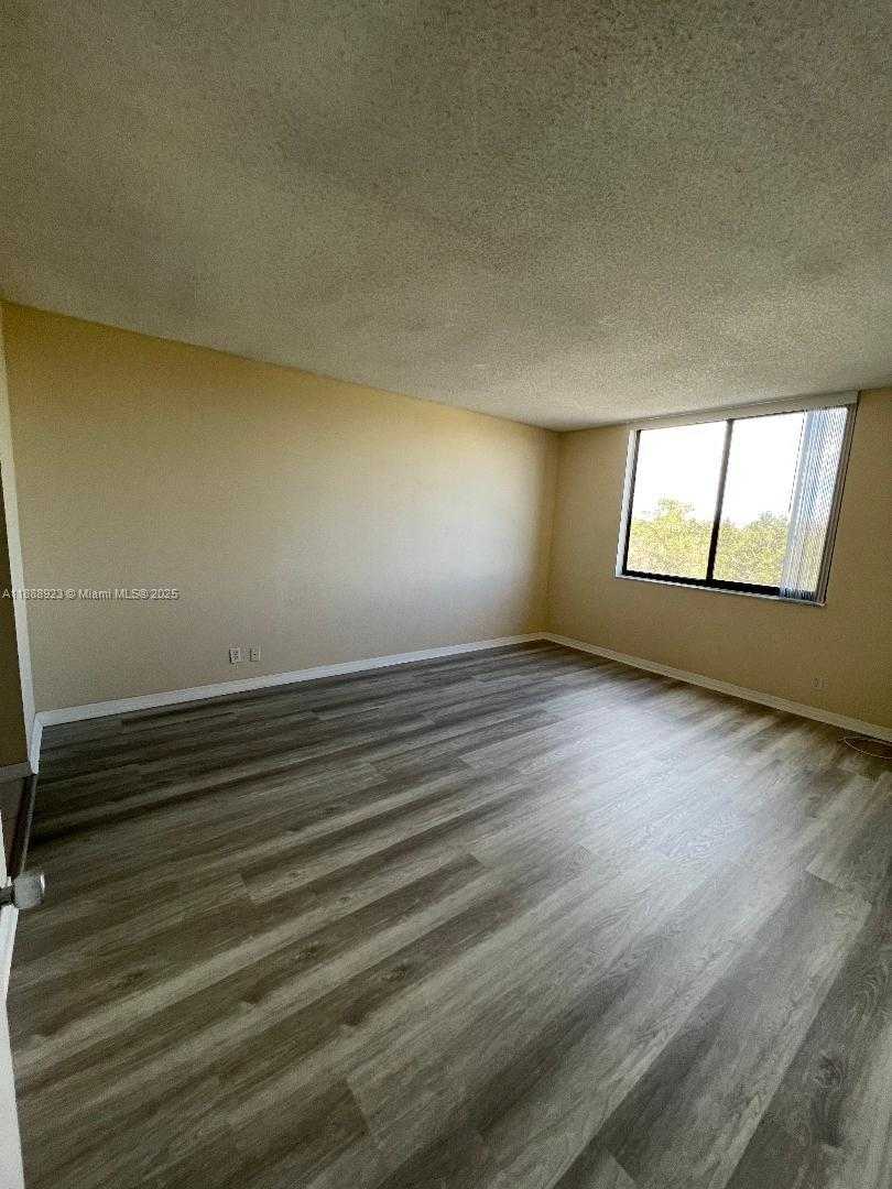 Small Image of 901 HILLCREST DR #409, Hollywood Number 15