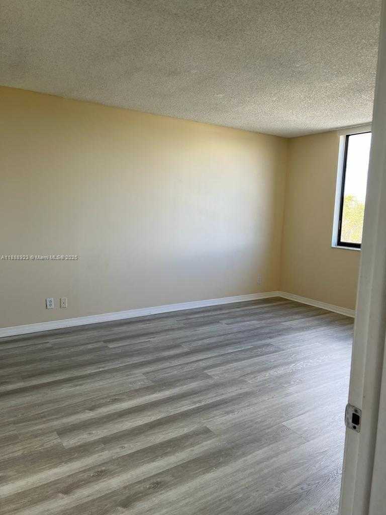 Small Image of 901 HILLCREST DR #409, Hollywood Number 16