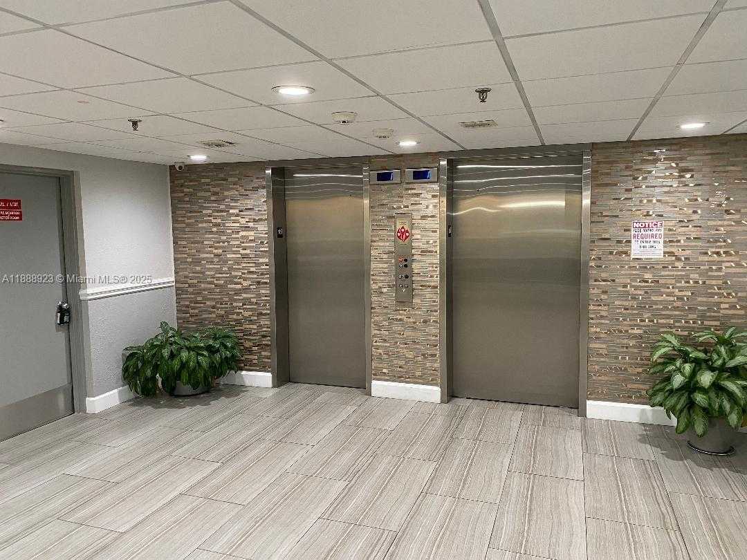 Small Image of 901 HILLCREST DR #409, Hollywood Number 7