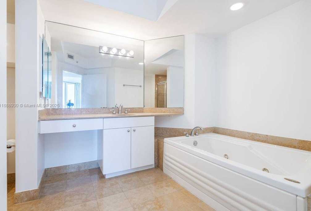 Small Image of 4779 COLLINS AVE #2206, Miami Beach Number 14