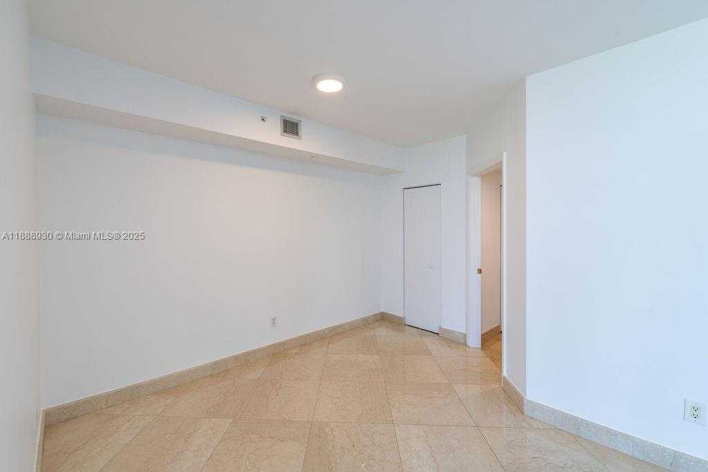 Small Image of 4779 COLLINS AVE #2206, Miami Beach Number 2