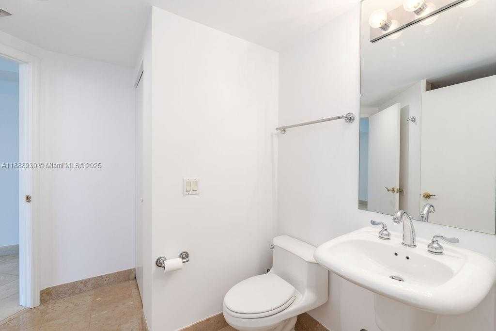 Small Image of 4779 COLLINS AVE #2206, Miami Beach Number 3