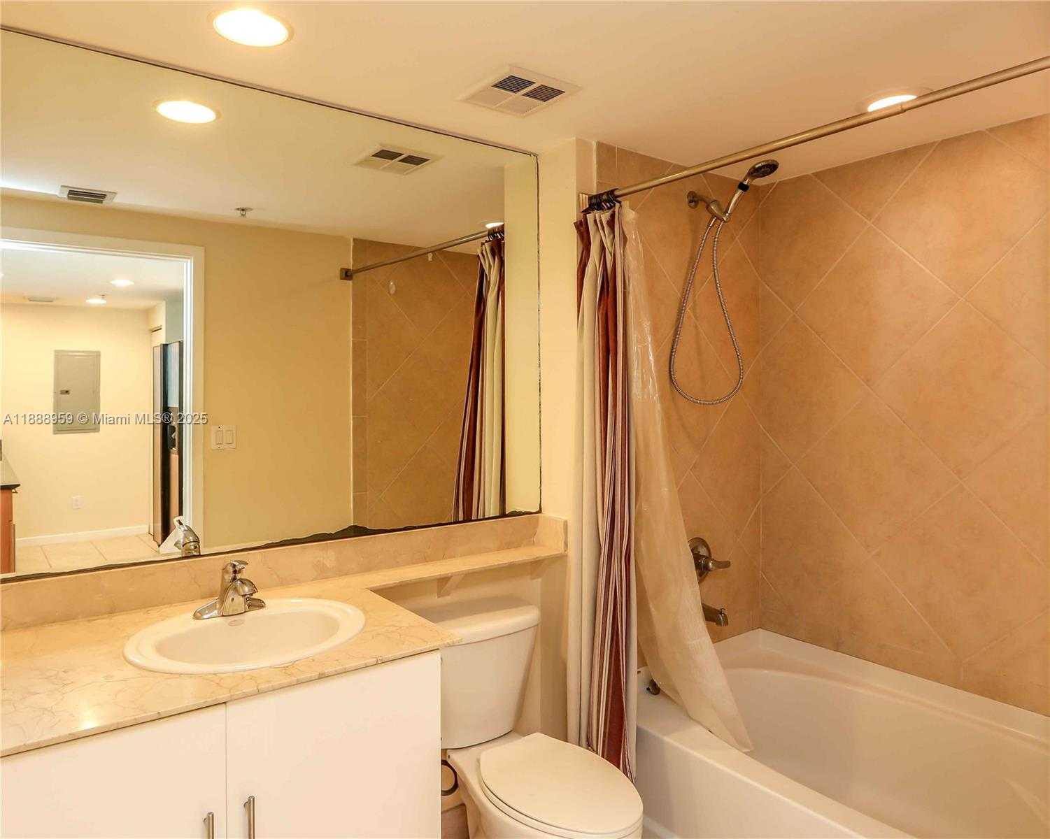Small Image of 325 SOUTH BISCAYNE BLVD #2820, Miami Number 4