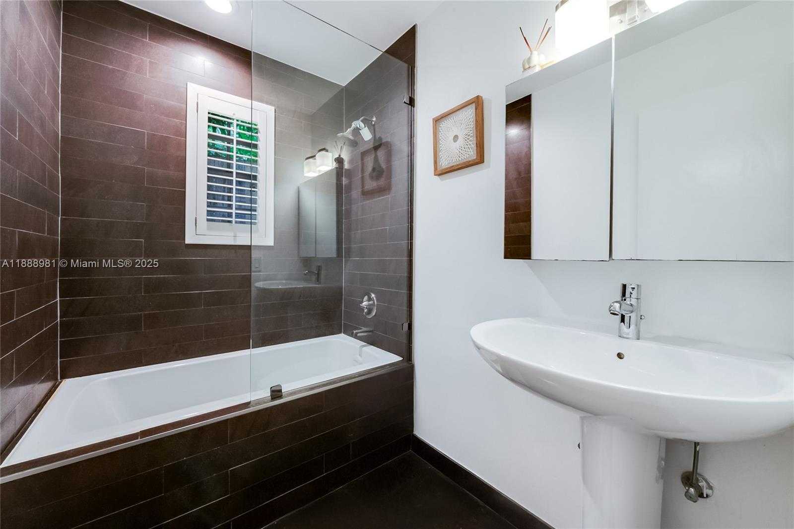 Small Image of 3940 LOQUAT AVE #3940, Miami Number 10