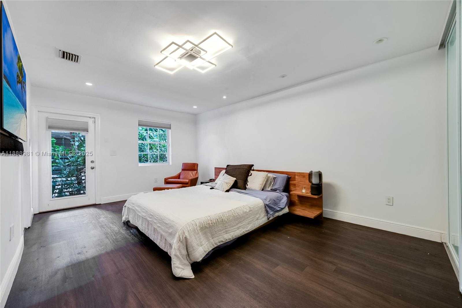 Small Image of 3940 LOQUAT AVE #3940, Miami Number 11