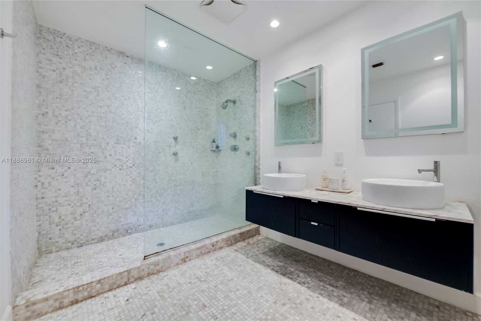 Small Image of 3940 LOQUAT AVE #3940, Miami Number 13