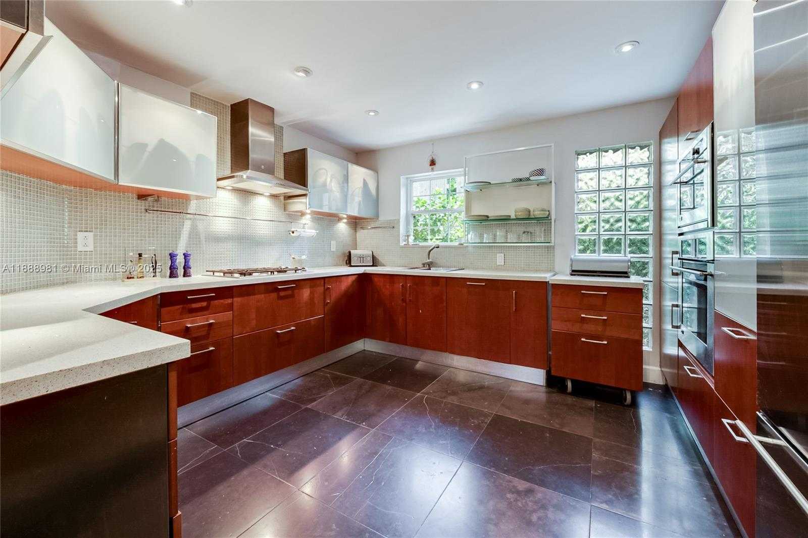 Small Image of 3940 LOQUAT AVE #3940, Miami Number 6