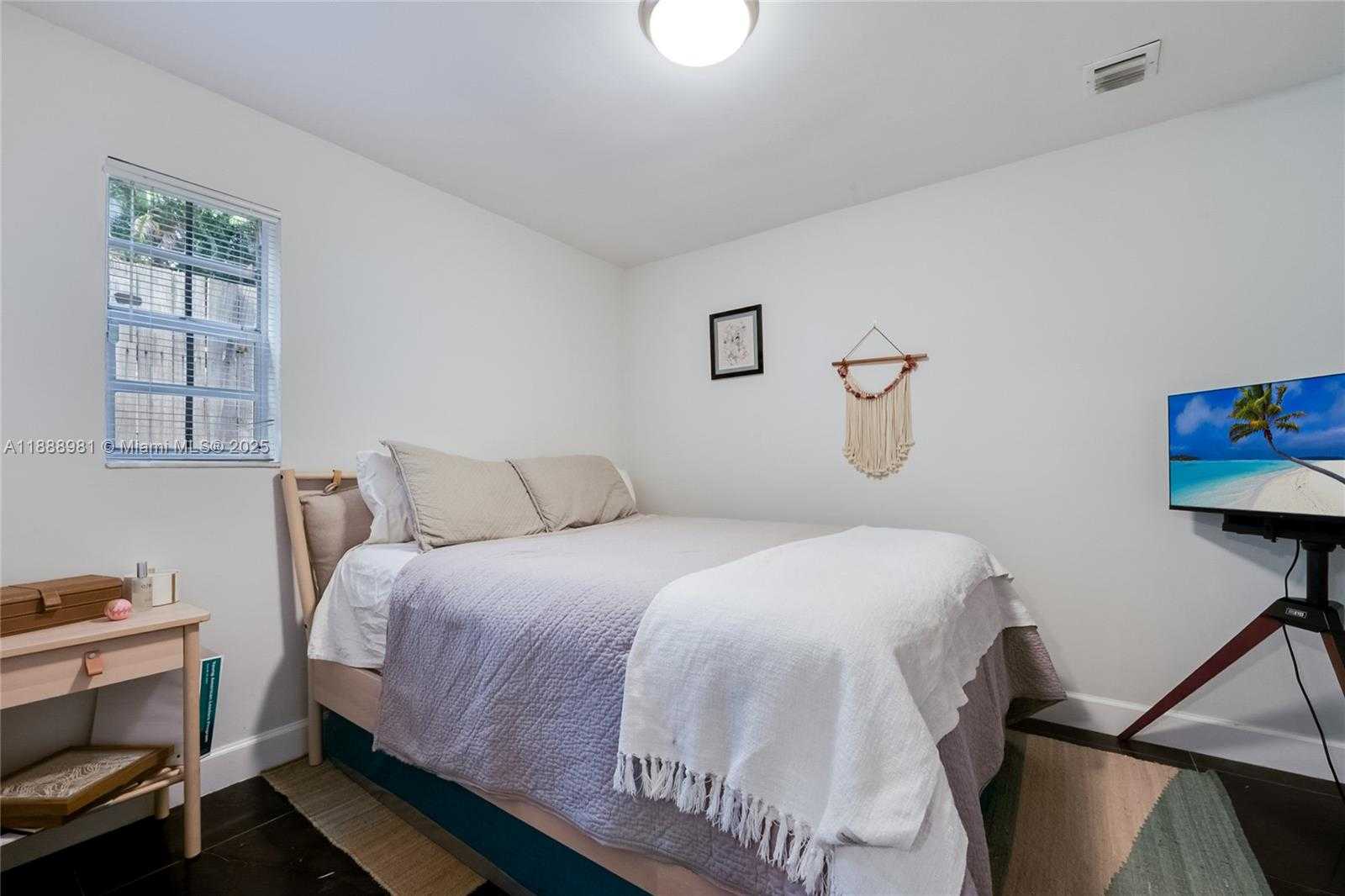Small Image of 3940 LOQUAT AVE #3940, Miami Number 8
