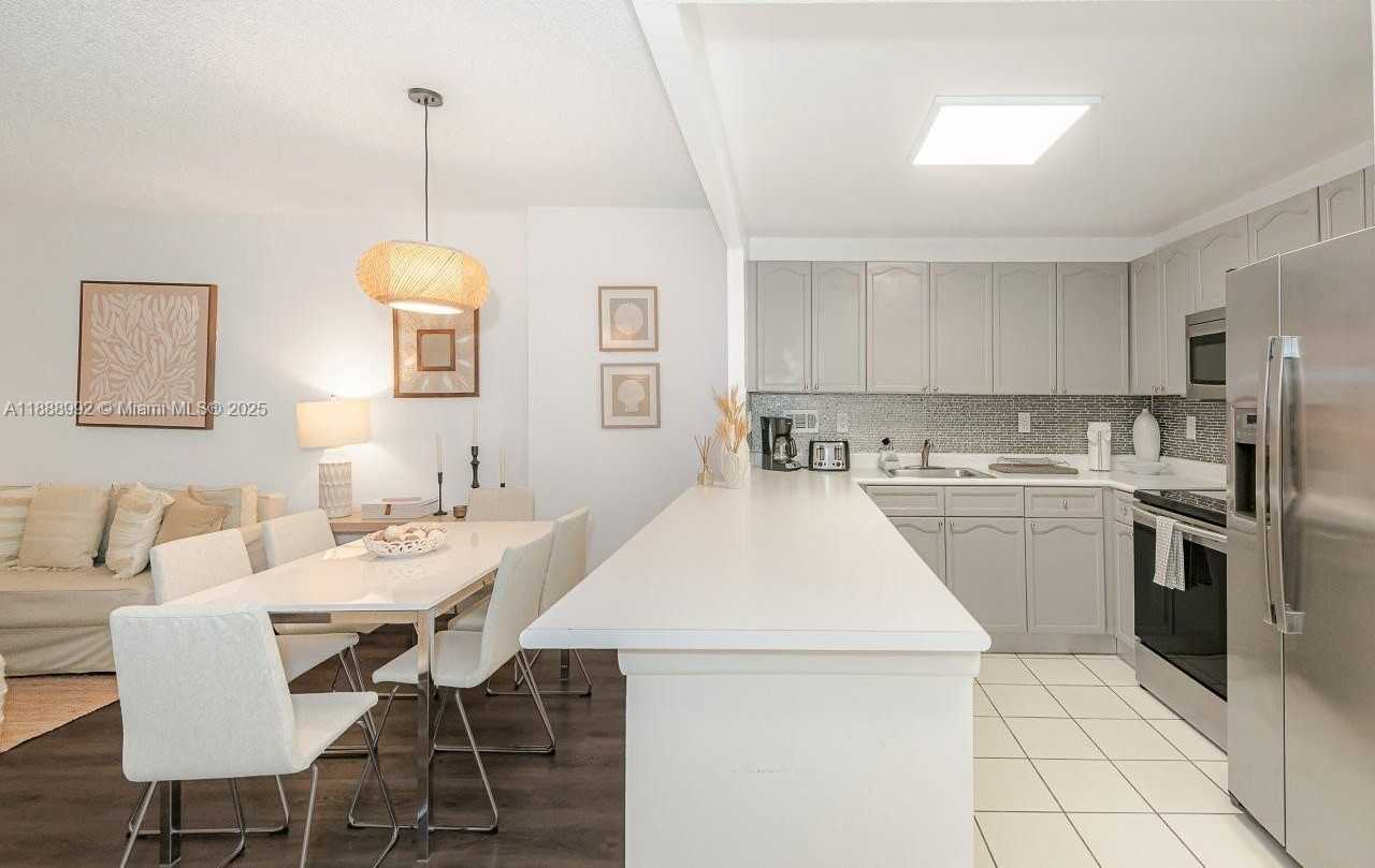 Small Image of 2301 COLLINS AVE #333, Miami Beach Number 15
