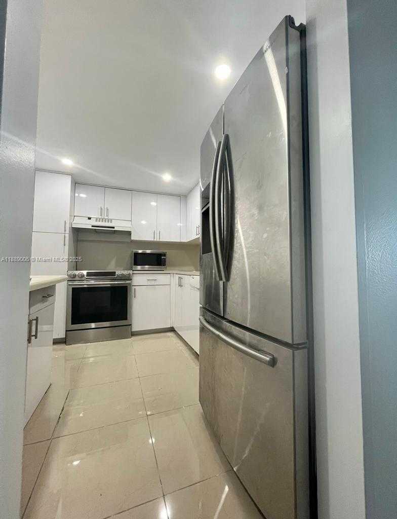 Small Image of 5601 COLLINS AVE #1607, Miami Beach Number 6