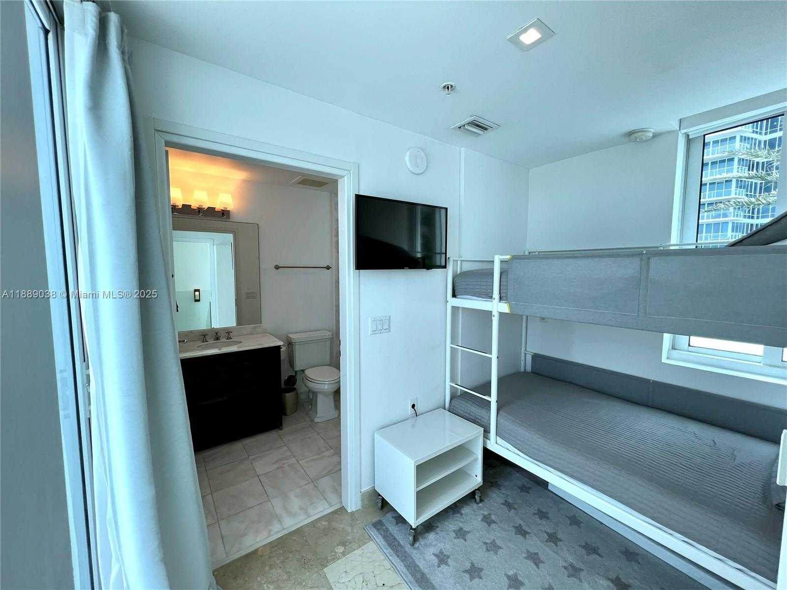 Small Image of 50 SOUTH POINTE DR #TWN2, Miami Beach Number 16