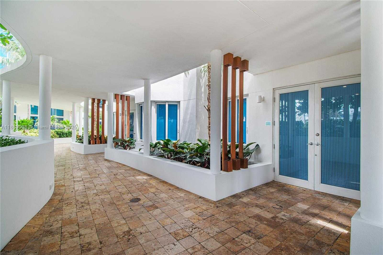 Small Image of 50 SOUTH POINTE DR #TWN2, Miami Beach Number 18