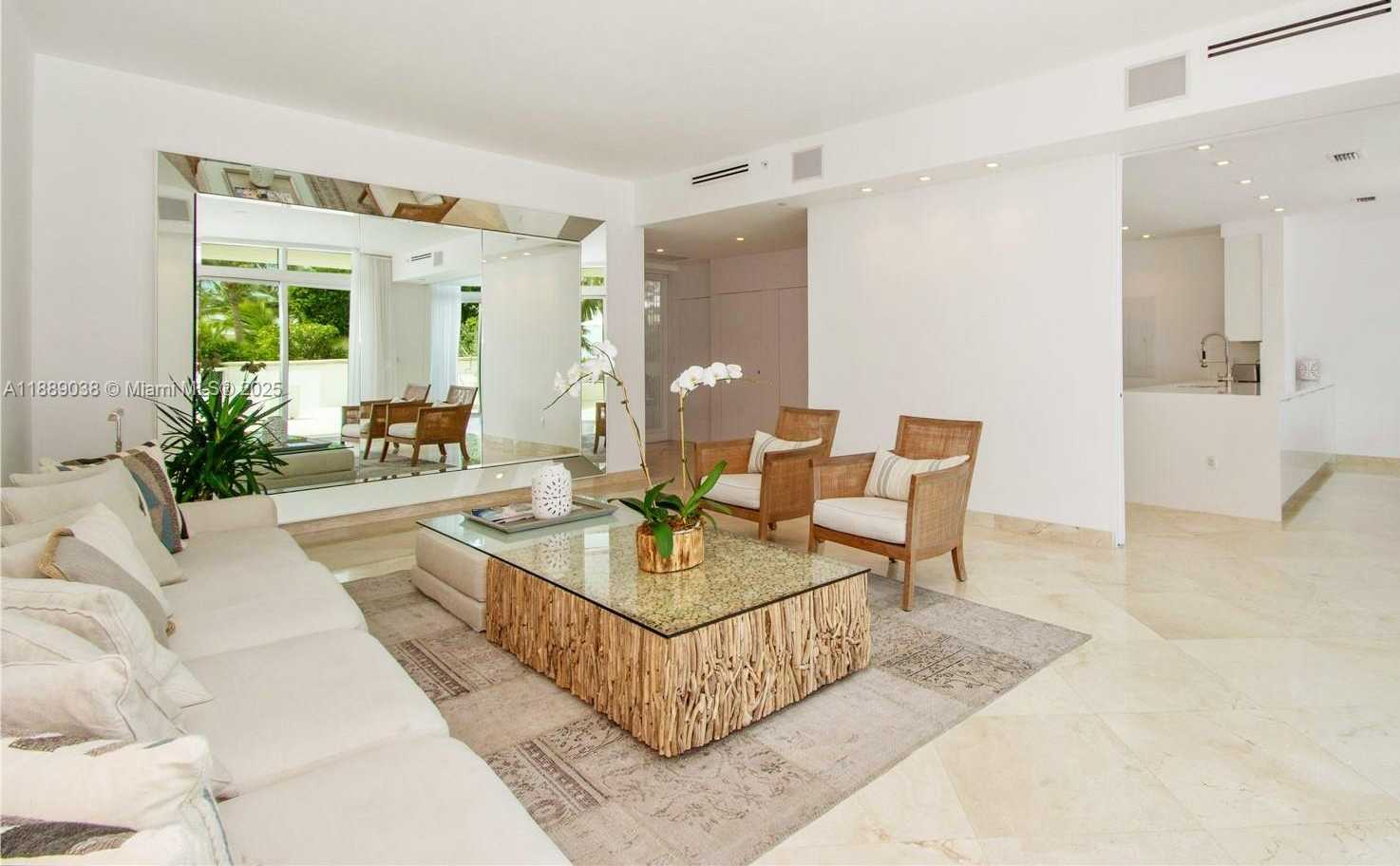Small Image of 50 SOUTH POINTE DR #TWN2, Miami Beach Number 3