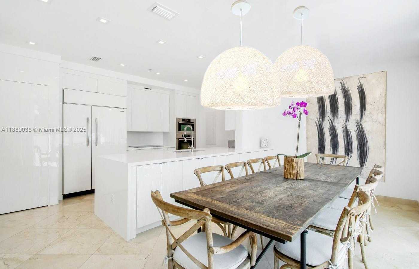 Small Image of 50 SOUTH POINTE DR #TWN2, Miami Beach Number 4