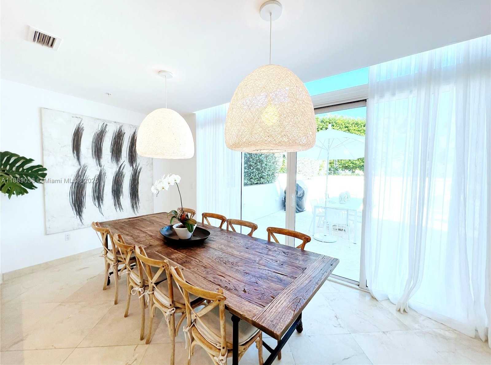 Small Image of 50 SOUTH POINTE DR #TWN2, Miami Beach Number 6