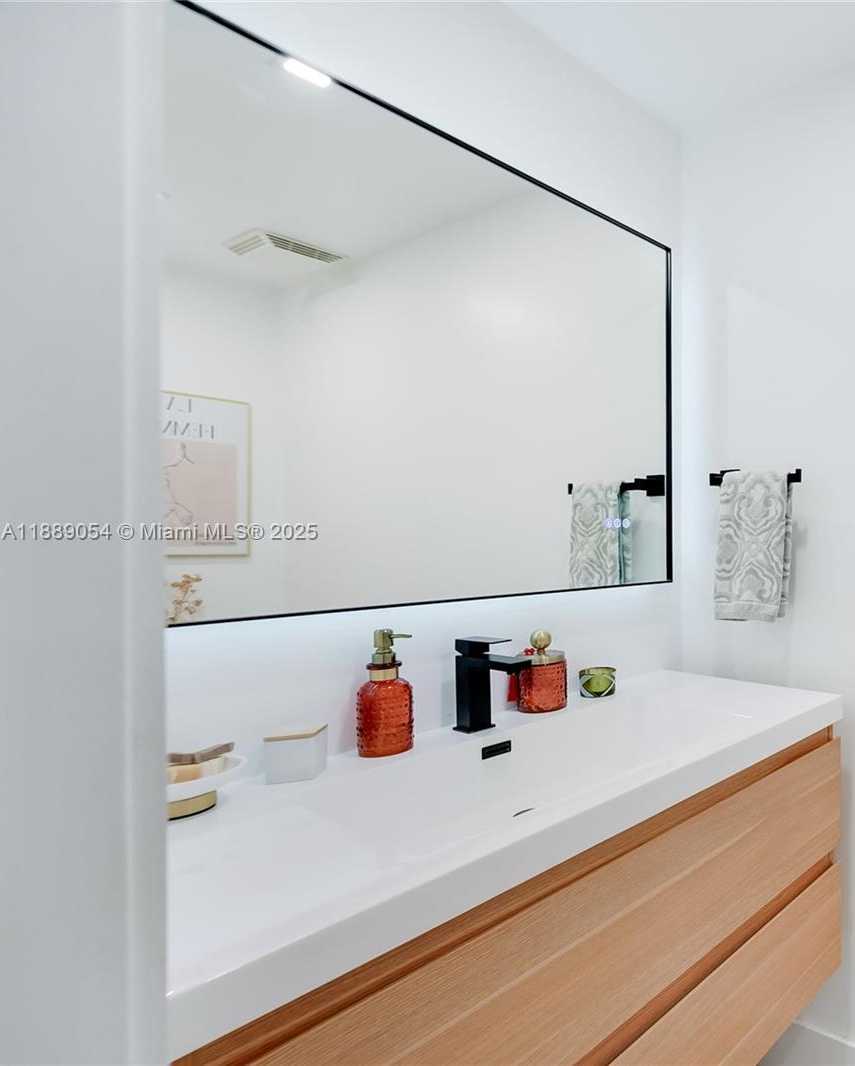 Small Image of 3339 VIRGINIA ST #329, Miami Number 9