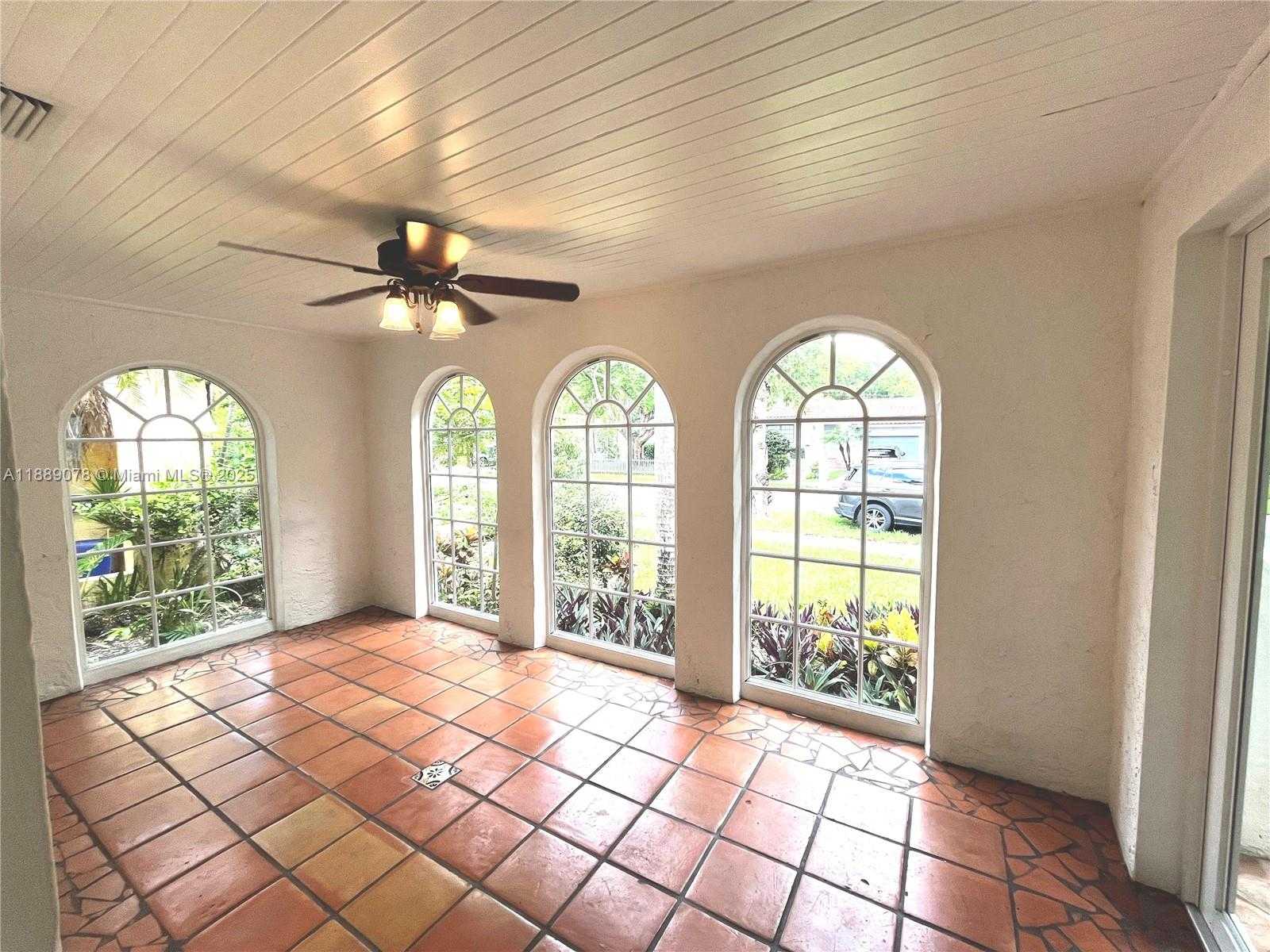 Small Image of 713 TIBIDABO AVE, Coral Gables Number 2