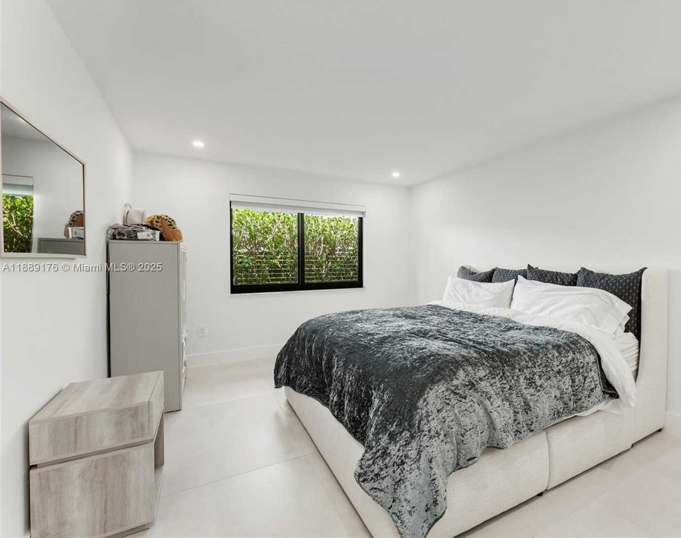 Small Image of 420 SOUTH WEST 19TH RD, Miami Number 17