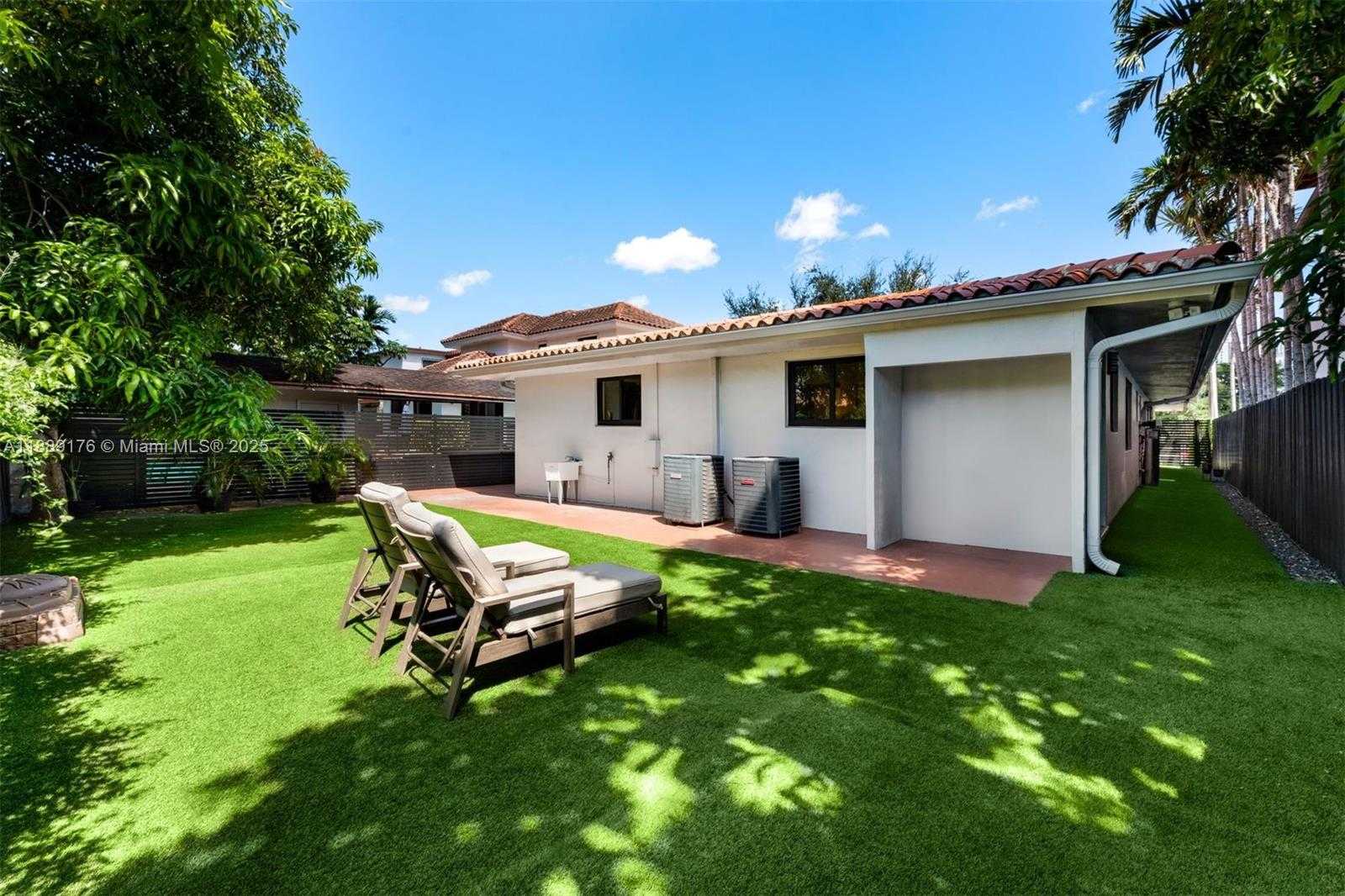 Small Image of 420 SOUTH WEST 19TH RD, Miami Number 23