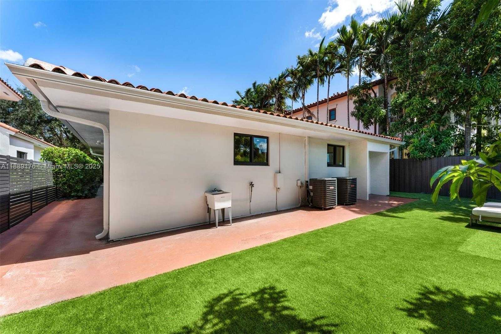 Small Image of 420 SOUTH WEST 19TH RD, Miami Number 25