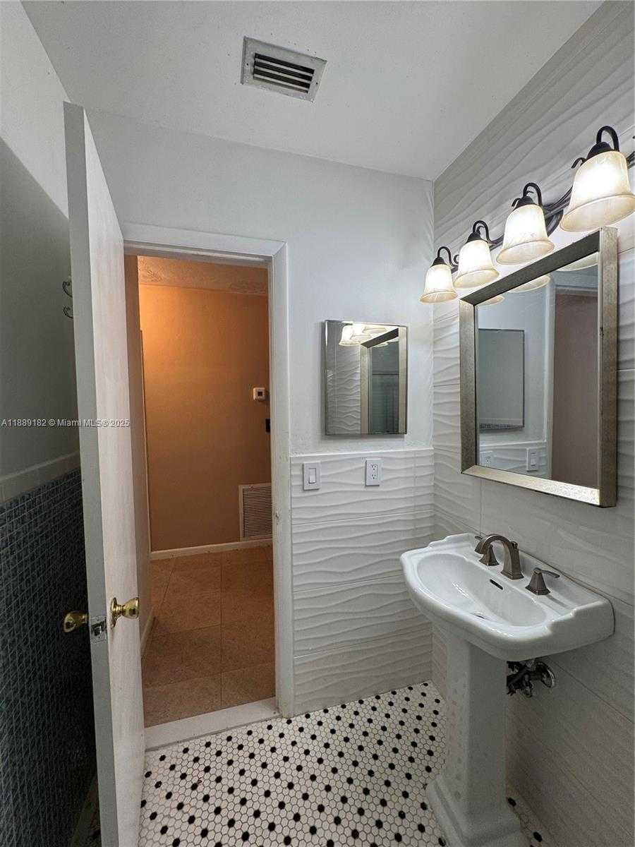 Small Image of 11780 SOUTH WEST 81ST RD #11780, Pinecrest Number 19