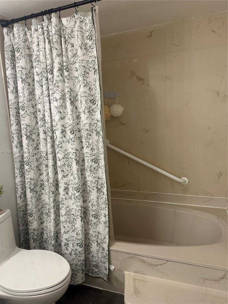 Small Image of 17500 NORTH BAY RD #S604, Sunny Isles Beach Number 11