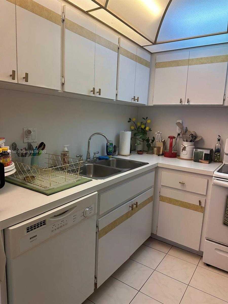 Small Image of 17500 NORTH BAY RD #S604, Sunny Isles Beach Number 4