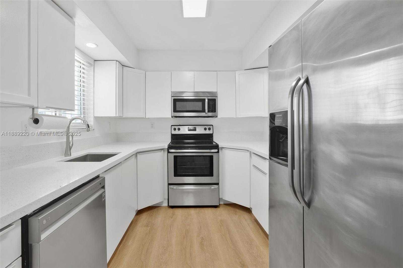 Small Image of 1601 BAY RD #8, Miami Beach Number 11