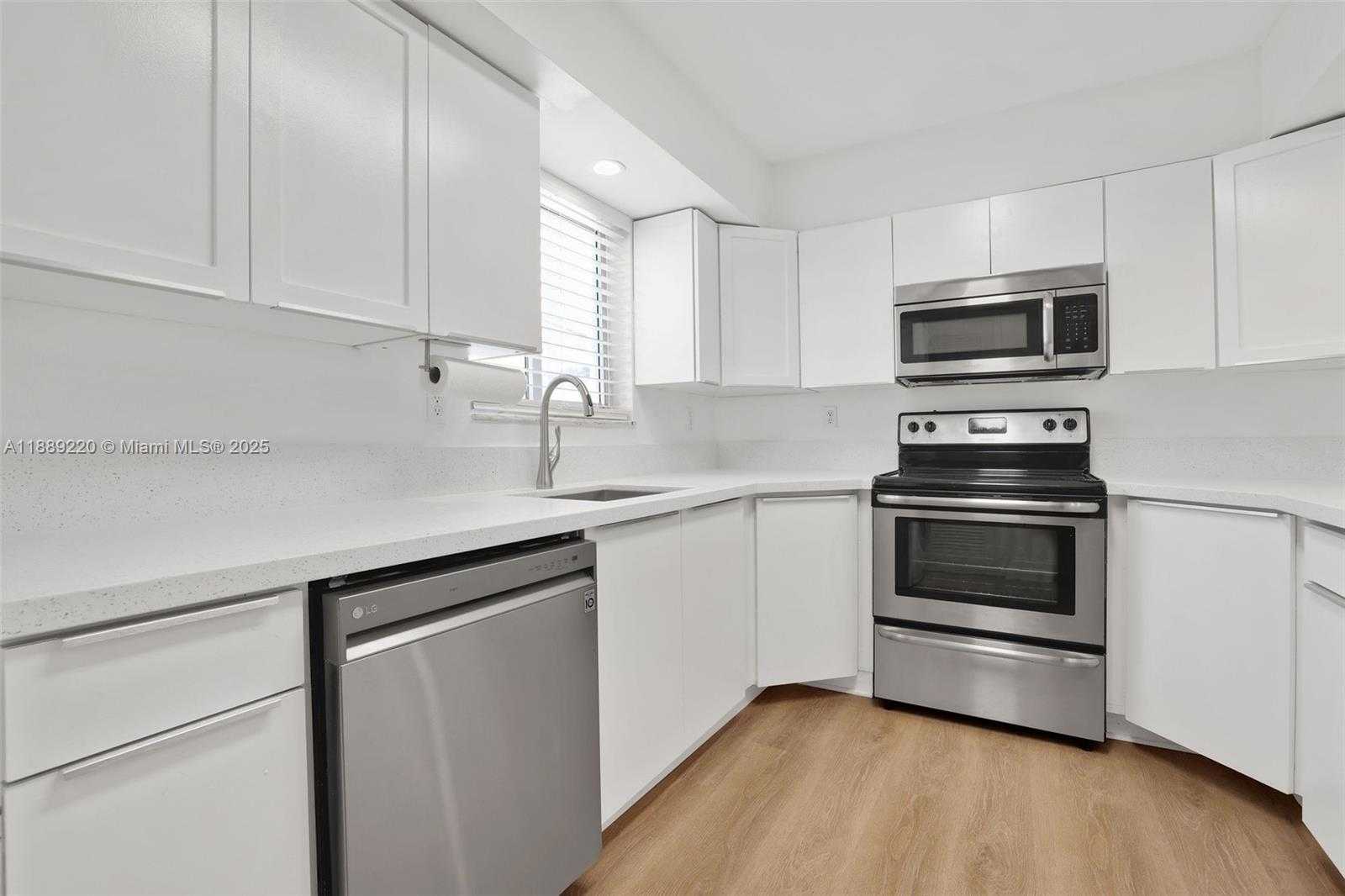 Small Image of 1601 BAY RD #8, Miami Beach Number 12
