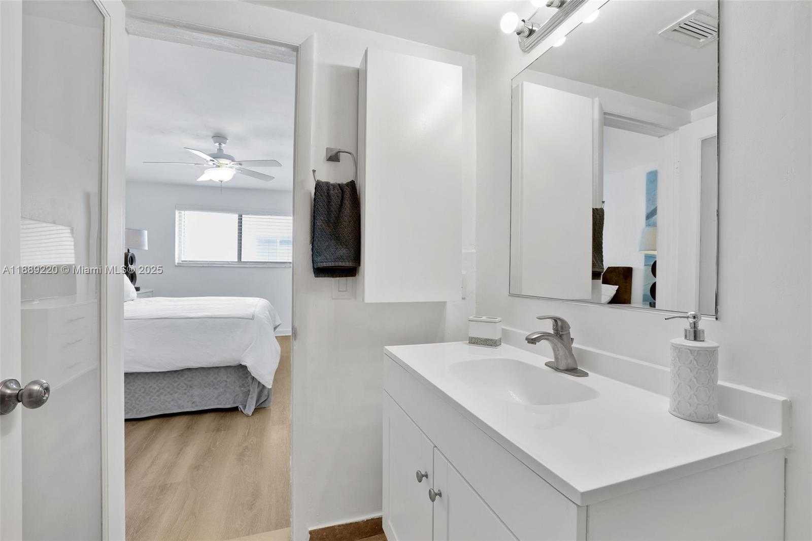 Small Image of 1601 BAY RD #8, Miami Beach Number 25