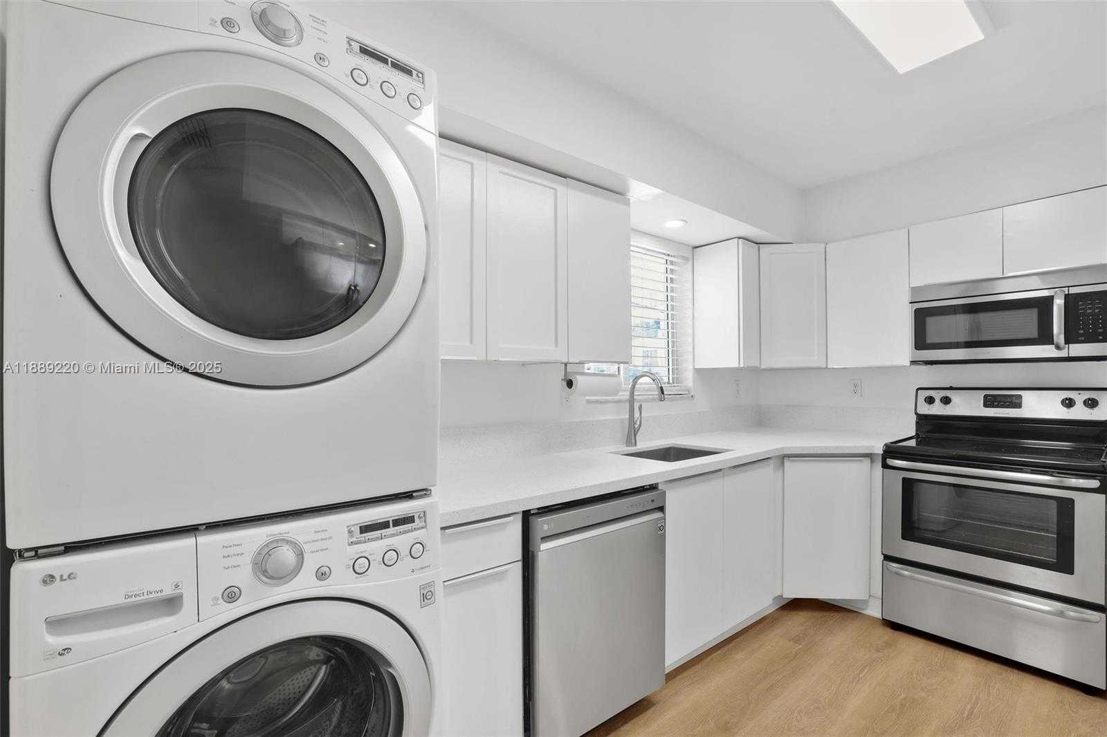 Small Image of 1601 BAY RD #8, Miami Beach Number 26