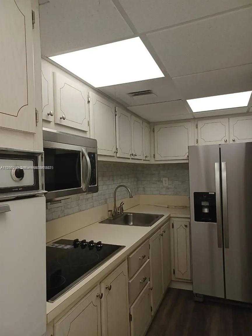 Small Image of 1000 WEST AVE #203, Miami Beach Number 2