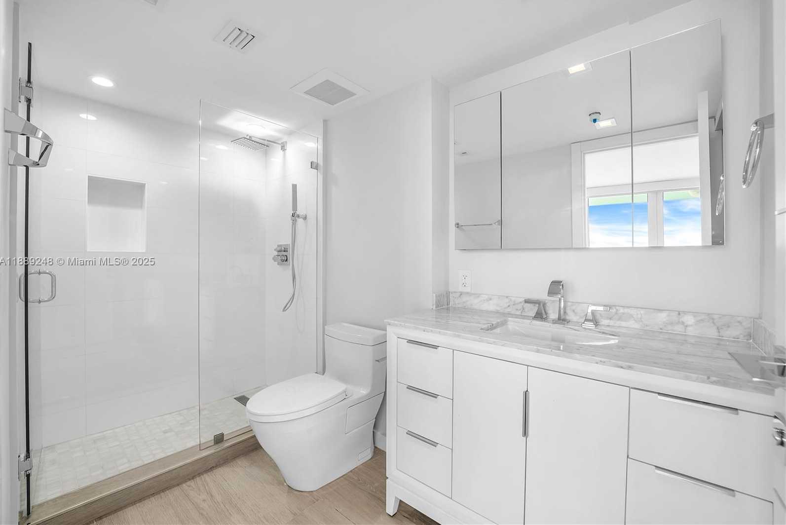 Small Image of 400 SOUTH POINTE DR #2305, Miami Beach Number 11